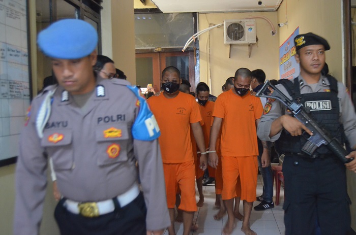 TAHANAN: Tersangka kasus dugaan peredaraan pil koplo dan sabu-sabu digelandang petugas polisi saat akan menjalani press conference kemarin.