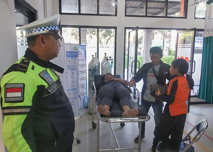 PERAWATAN: Riyanti mendapatkan penanganan medis setelah menabrak bus yang diduga mengerem mendadak di jalan raya Desa Rembang, Ngadiluwih kemarin.