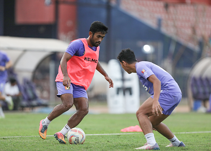 INGIN MENANG: Pemain Persik Kediri Agil Munawar berusaha melewati Rangga Widiansyah saat latihan di Stadion Brawijaya.