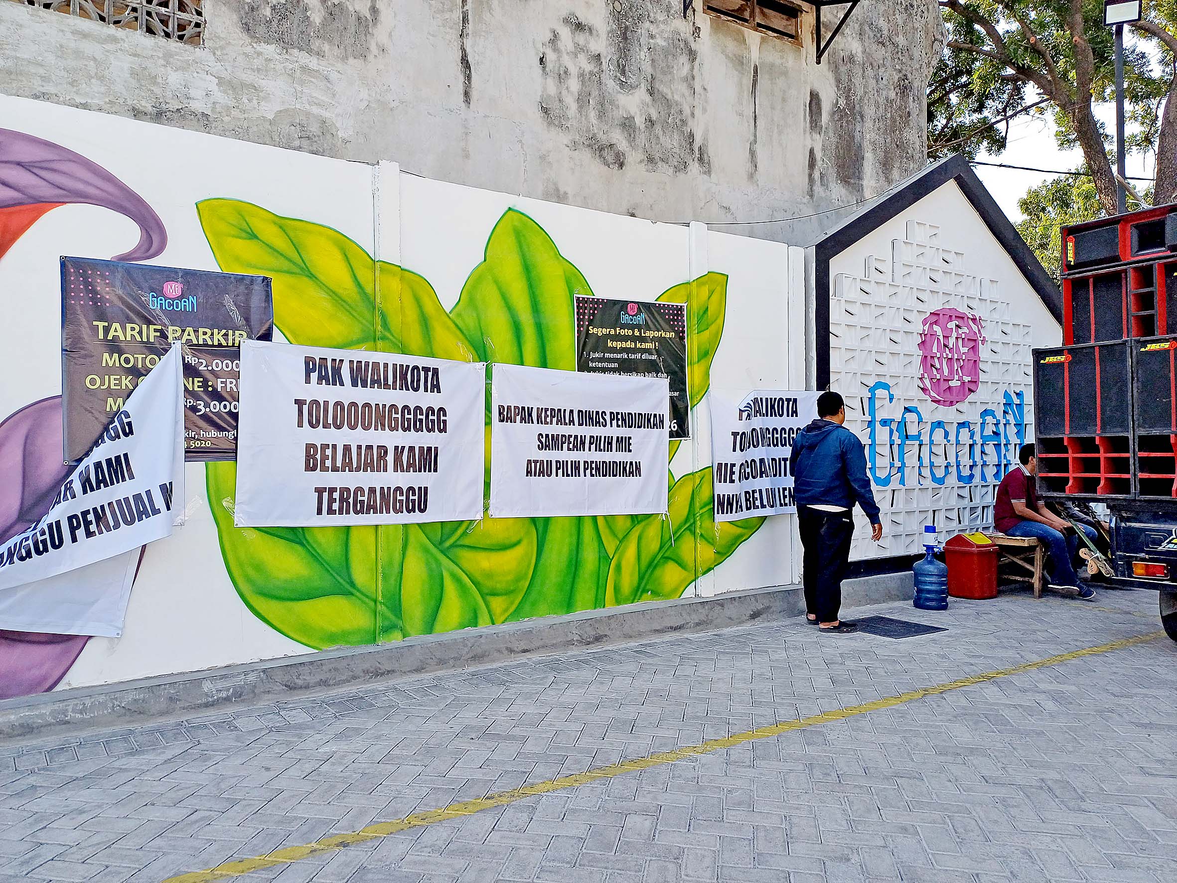 PROTES: Massa memasang banner di area Mie Gacoan Jl PK Bangsa setelah melakukan demo kemarin siang.