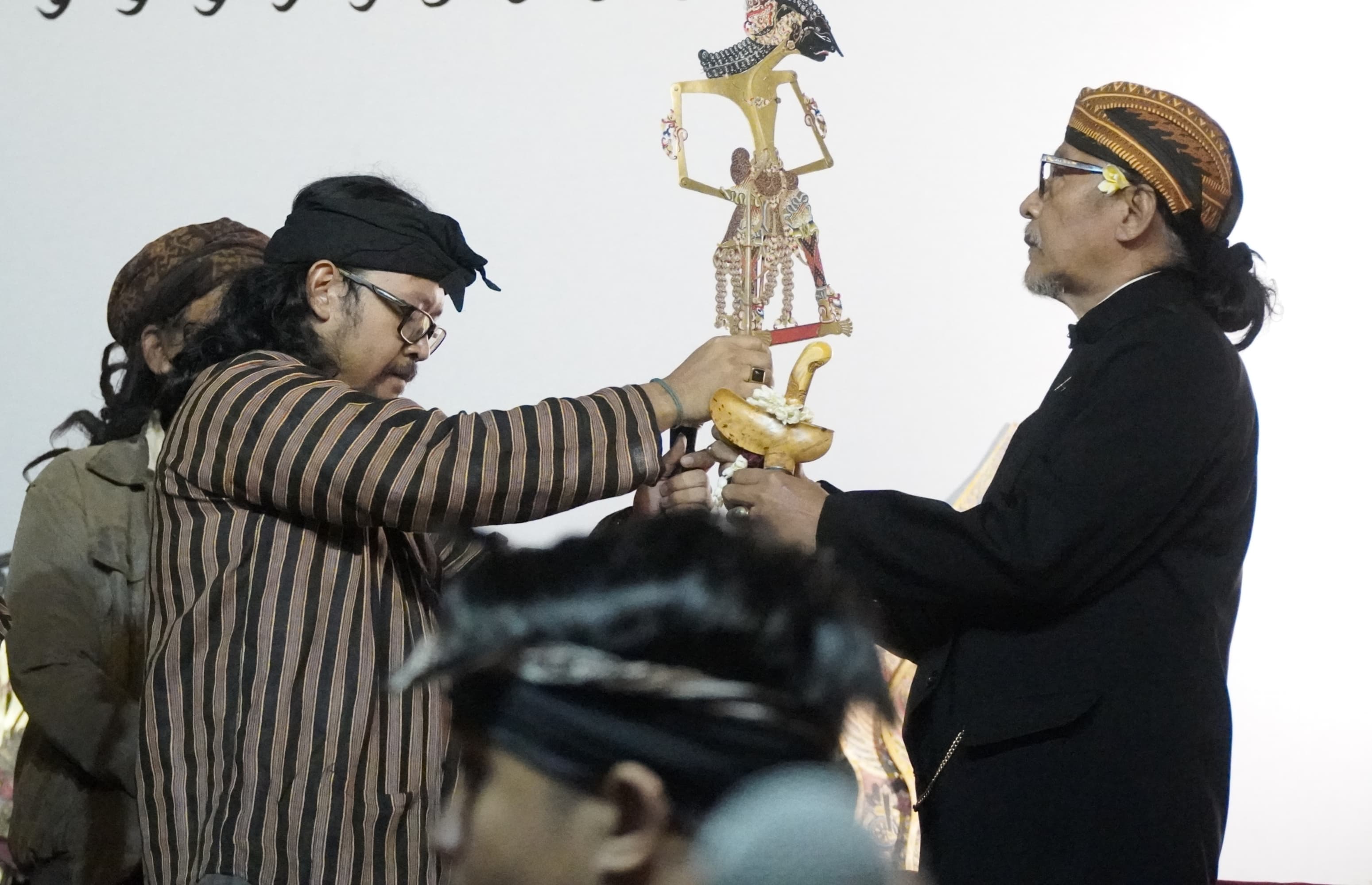 SIMBOLIS: Pengasuh Pondok Alam Adat Budaya Nusantara Gus Benny Zakaria Kurniawan menyerahan wayang kulit kepada Sujiwo Tejo.