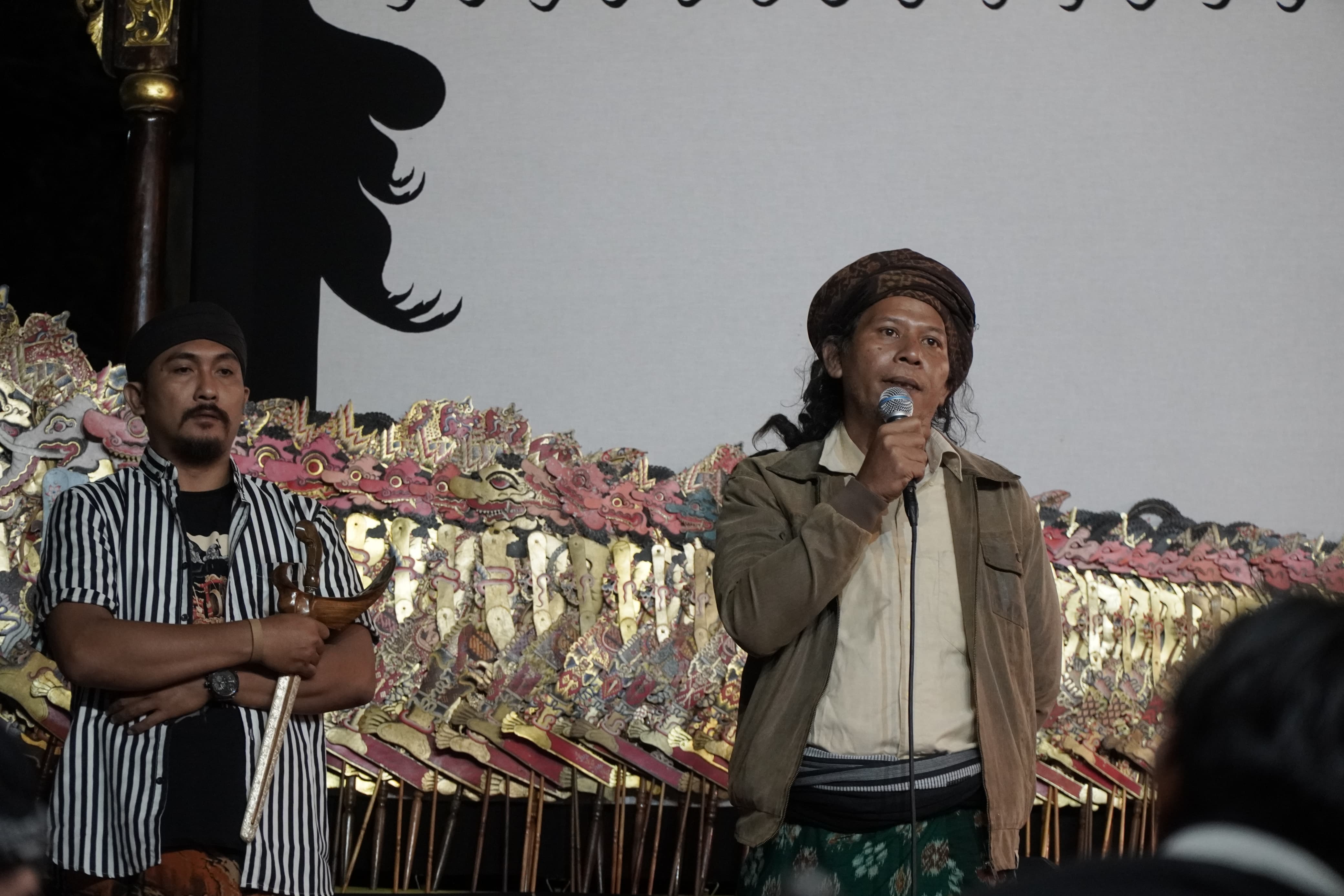 EDUKATIF: Sambutan Romo Kiai Paox Iben Mudofar saat membuka pentas wayang kulit pentas Daulat Budaya Nusantara.