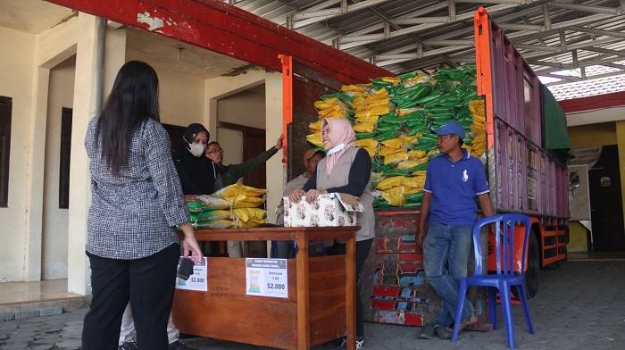 BERAS MURAH: Warga menyerbu pasar murah di Balai Desa Cerme, Kecamatan Grogol kemarin. Sebanyak 8 ton beras murah diburu oleh warga setempat.