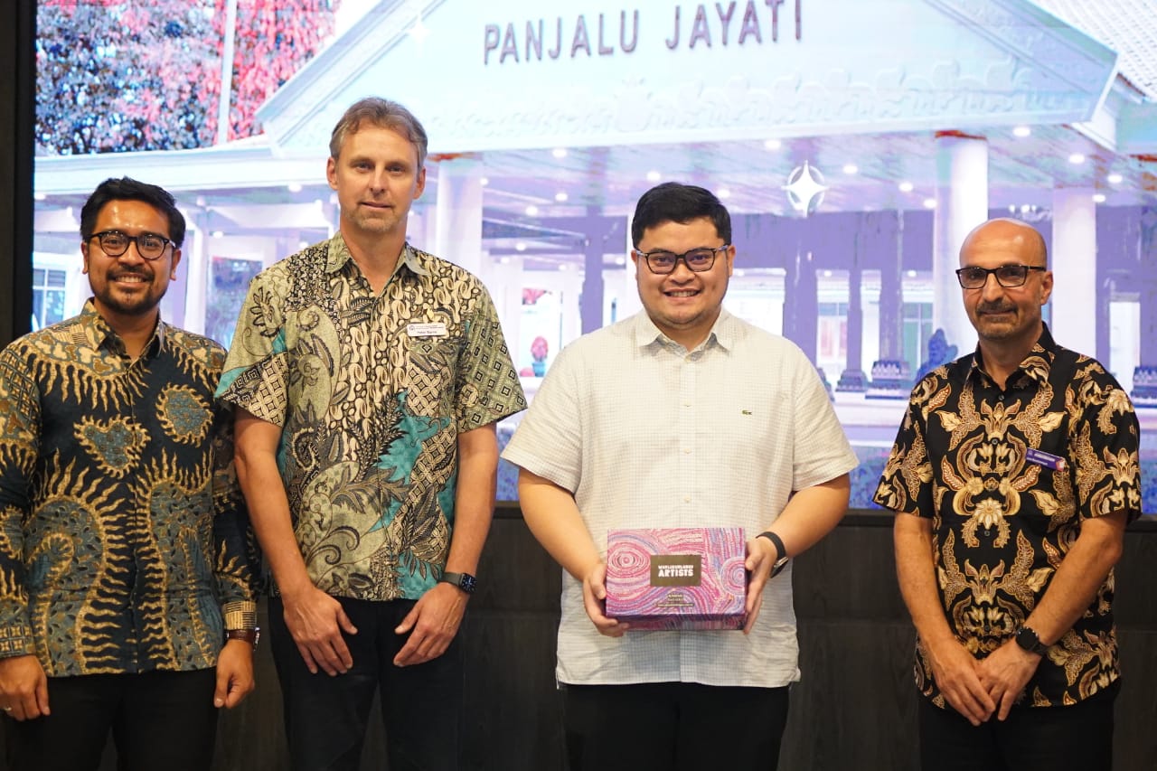 UNTUK ANAK KEDIRI: Bupati Hanindhito Himawan Pramana (2 dari kanan) menerima cendera mata dari Pemerintah Western Australia didampingi perwakilan Sampoerna Foundation.