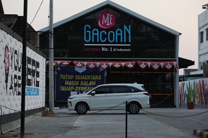 TAK BEROPERASI: Gerai Mie Gacoan di Jl PK Bangsa Kota Kediri tutup sementara setelah direkomendasi untuk memperbaiki tata letak exhaust dapurnya.
