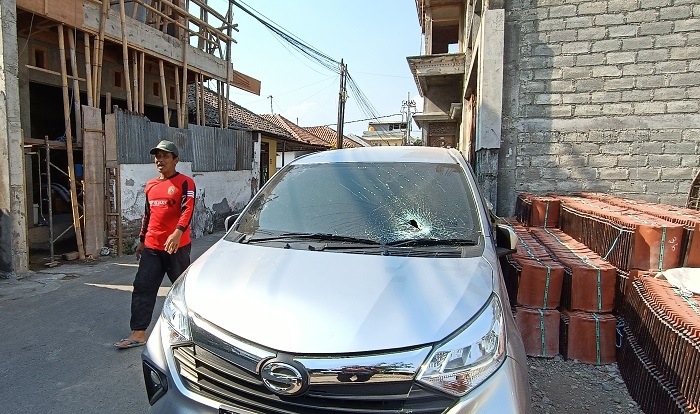 JADI KORBAN: Kaca depan mobil yang diparkir di Jl Erlangga Katang pecah terkena lemparan batu pelaku kericuhan dini hari kemarin.