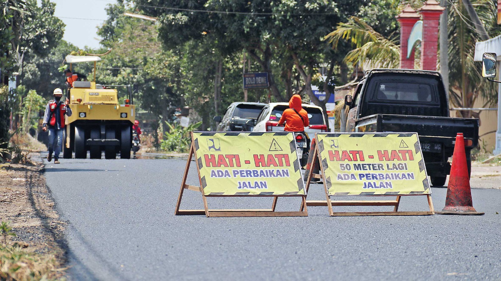 MULUS LAGI: Sejumlah pekerja melakukan perbaikan jalan di Desa Ploso, Kecamatan Mojo. Total perbaikan jalan Mojo-Semen dilakukan sepanjang 16 kilometer.