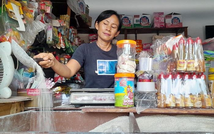 MAHAL: Lilik, 49, pedagang Pasar Setonobetek menunjukkan stok beras kualitas medium di lapaknya.