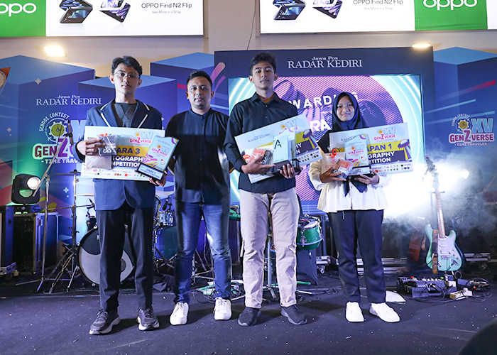 KREATIF: Juara Photography Competition menerima plakat pemenang bersama Manajer Divisi Online Anwar Bahar Basalamah.