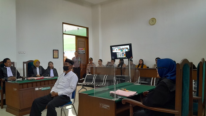 PUAS: Suasana persidangan kasus pencabulan di PN Kota Kediri kemarin. Keluarga korban merasa puas terdakwa AS divonis 10 tahun penjara.