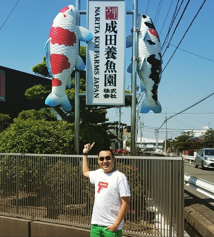 PUSAT KOI: Ronny berada di Kota Niigata Jepang tempat dia membeli sebagian ikan koleksi.