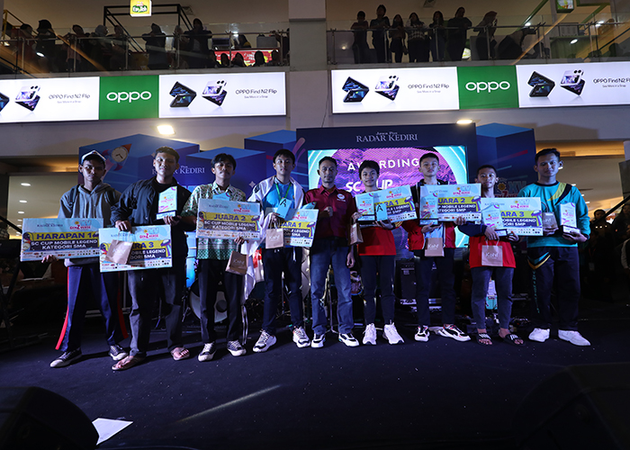 VICTORY: Pemenang School Contest Mobile Legends menerima plakat juara di Kediri Town Square.