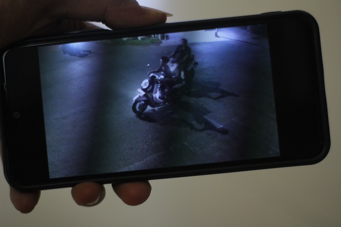 BUKTI: Rekaman CCTV memperlihatkan terduga pelaku mengendarai sepeda motor hasil curian di Desa Tulungrejo, Kecamatan Pare.