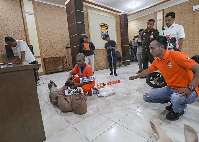 REKONSTRUKSI: Totok memeragakan adegan saat reka ulang di Mapolres Kediri. Empat jaksa akan tangani kasus ini.