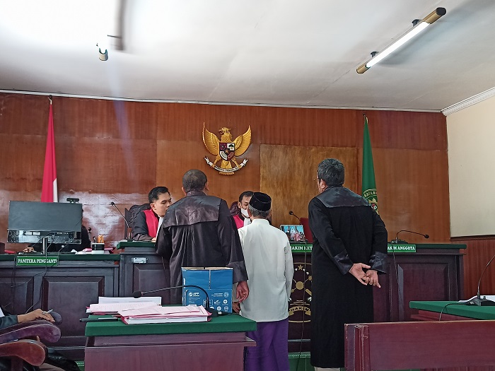 PESAKITAN: Terdakwa Hadi Priyono (berdiri, tengah) sedang menjelaskan tentang kejadian pemukulan dihadapan majelis hakim saat sidang kemarin.