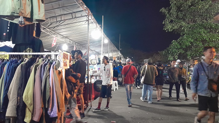 RAMAI: Pengunjung memadati salah satu stan UMKM. Adaptasi digitalisasi perlu dilakukan untuk akselerasi.