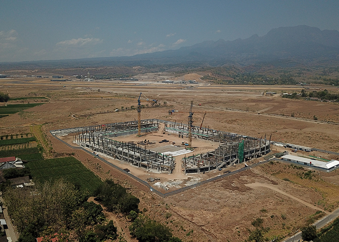 IKON BARAT SUNGAI: Proyek Stadion Gelora Daha Jayati yang terletak di dekat bandara kini terealisasi sekitar 50 persen.