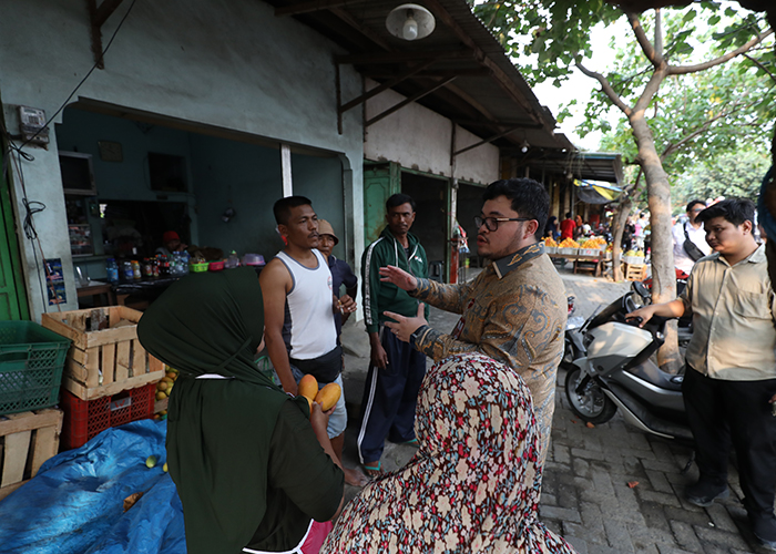 AKAN PINDAH: Bupati Hanindhito Himawan Pramana berbincang dengan pedagang Pasar Buah Banyakan sembari menyosialisasikan rencana relokasi karena terdampak pembangunan Tol Kediri-Kertosono.