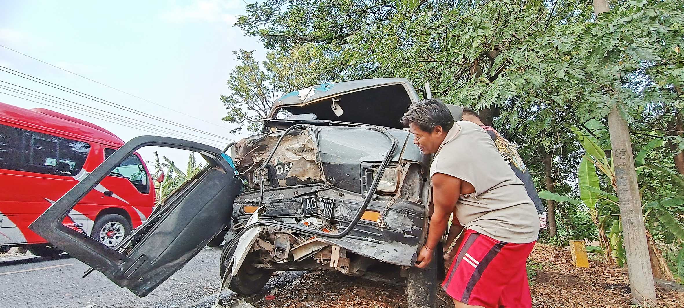 RINGSEK: Warga mengecek kondisi mobil Daihatsu Zebra yang rusak parah usai tertabrak bus Bagong kemarin sore.