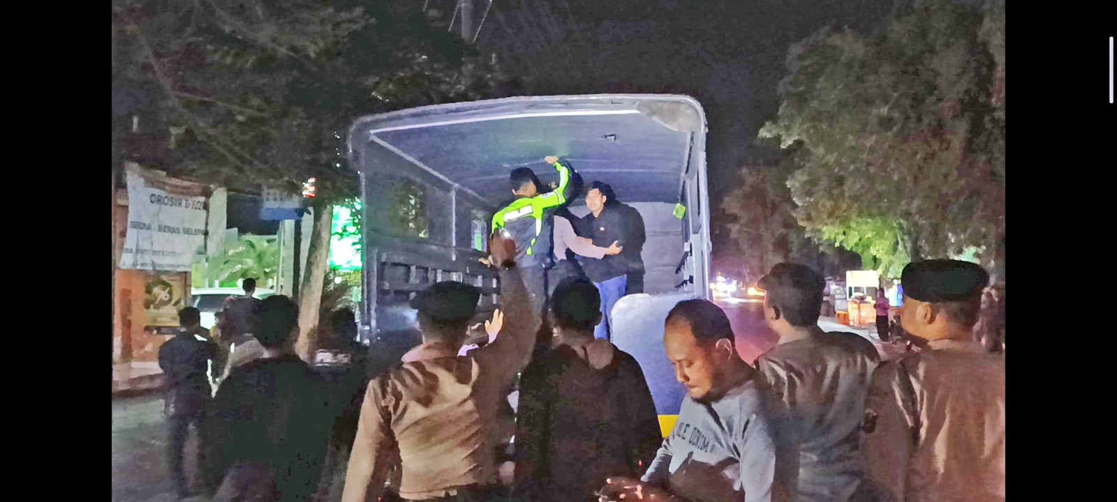 SIAGA: Tim gabungan Polres Kediri Kota mengamankan sekelompok pemuda yang melakukan konvoi di Jl Jaksa Agung Suprapto, Kota Kediri Jumat (6/10) malam lalu.