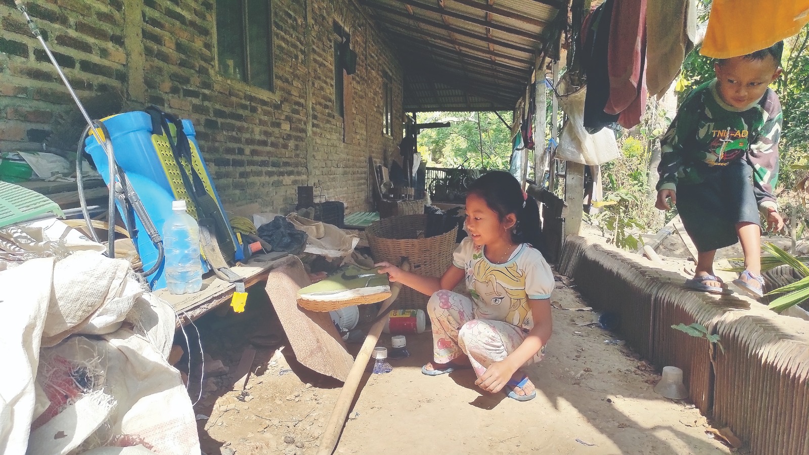 KAMPUNG SENGKUNI: Anak-anak di Bendolo menyembunyikan sepatu milik temannya. Keusilan warga di sana daya tarik wisatawan ke Desa Bendolo, Kecamatan Sawahan.