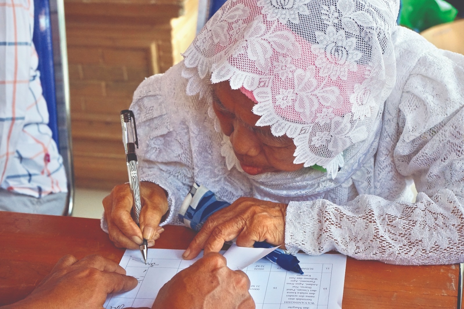 CAIR MBAH: Sudarti, lansia asal Desa Nglundo, Kecamatan Sukomoro tanda tangan pencairan uang ganti untung Tol Kediri-Kertosono (Keker) di Balai Desa Nglundo kemarin.