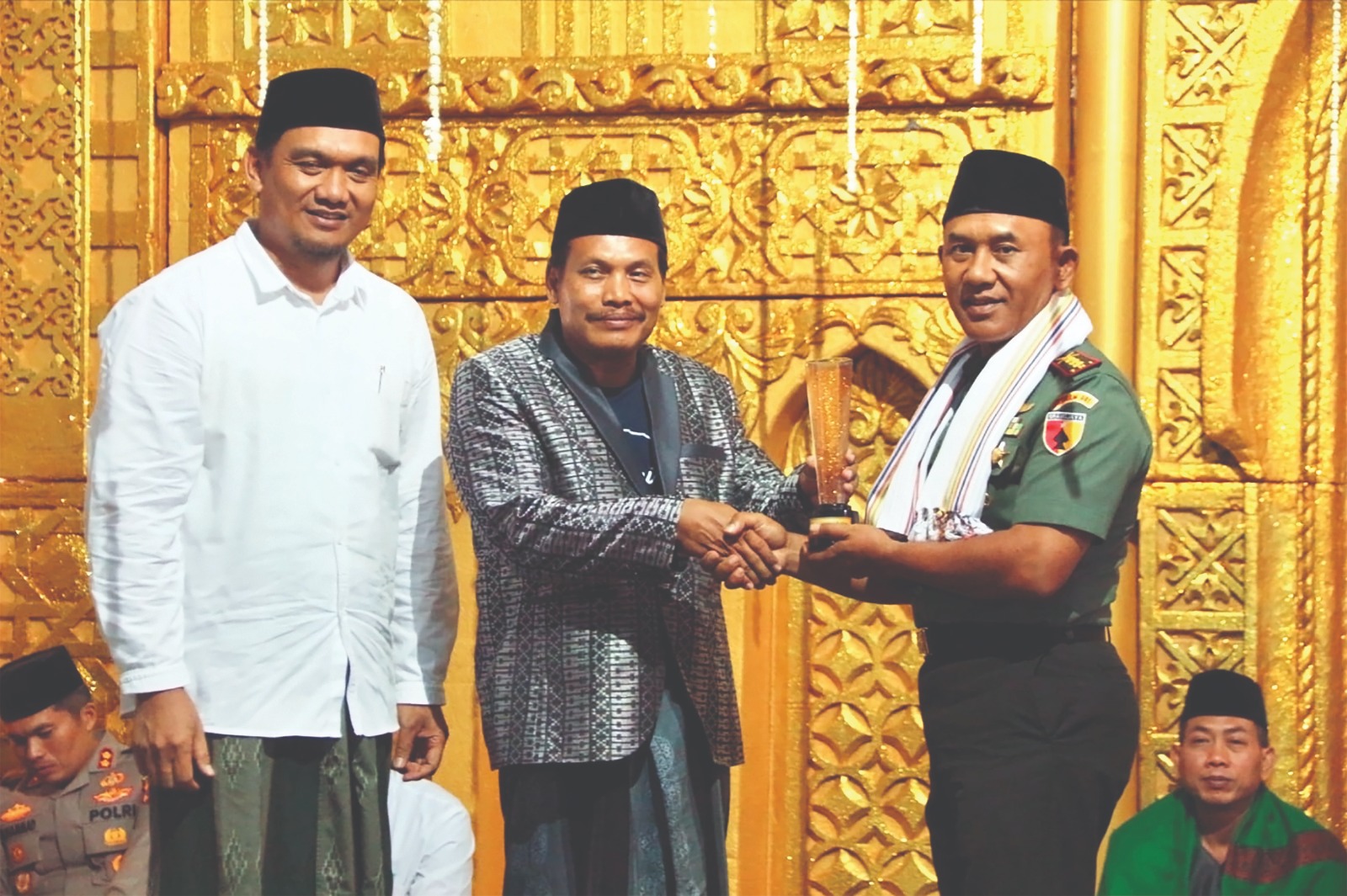 GENERASI QURANI: Danrem 081 Kolonel Inf Sugiyono menyerahkan piala JP Radar Nganjuk Awards 2023 kepada Pengasuh Ponpes Hamalatul Quran Pusat KH Ainul Yaqin. Ponpes Hamalatul Quran mencetak generasi...
