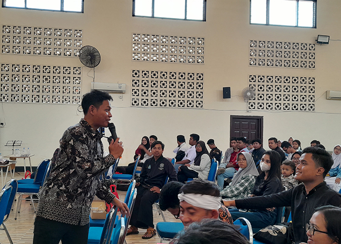 LAUNCHING: Muhammad Saichurrohman, penulis buku Gemeente Kediri memaparkan sejarah Kota Kediri di era colonial.