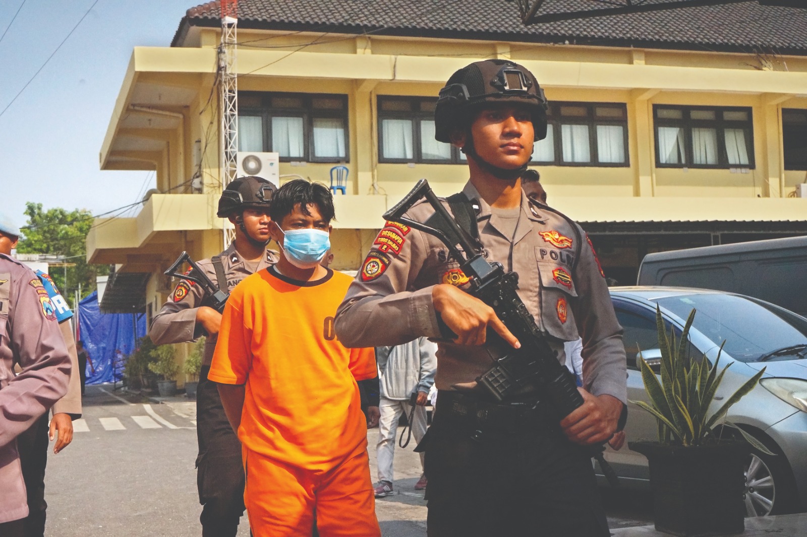 PENUSUKAN: Purnomo, tersangka penusukan Sumarsono digelandang polisi saat press release di Mapolres Nganjuk kemarin. Pria asal Sugihwaras, Kecamatan Prambon ini ditangkap di Mojoroto, Kota Kediri