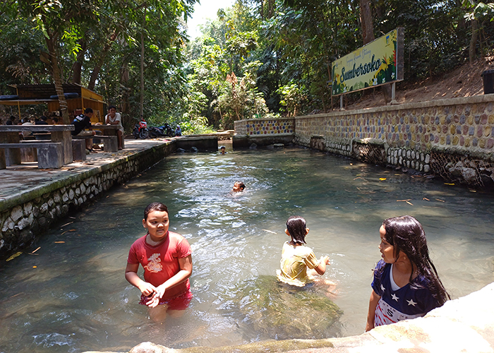 RIANG: Anak-anak bermain air di Sumber Suko Desa Ngletih, Kecamatan Kandat kemarin.