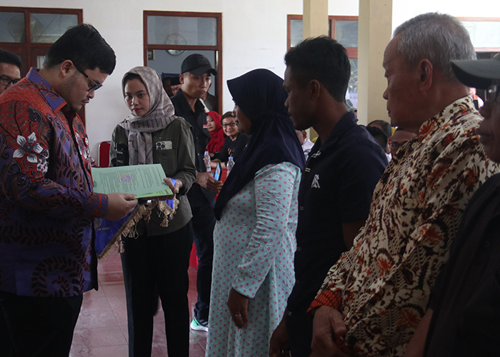 LEGA: Warga Desa Ngetrep, Mojo menerima sertifikat tanah dari Bupati Hanindhito Himawan Pramana setelah mengikuti program PTSL.