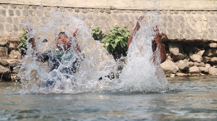 GEMBIRA: Anak-anak di sekitar Sumber Kweden di Desa Karangrejo, Kecamatan Ngasem bermain air dengan riang. Sumber ini menjadi rujukan saat cuaca terik.
