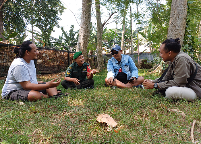 TELATEN: Sertu Nur Arifin berbincang dengan sejumlah pemuda binaannya yang kini sukses menekuni ekonomi kreatif.
