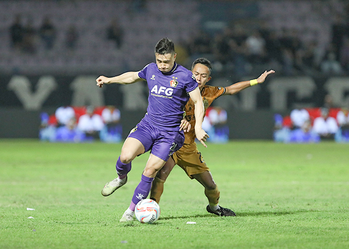BELUM TAMBAH AMUNISI: Pemain Bhayangkara FC berusaha merebut bola dari Pemain Macan Putih Simen Lyngbo.