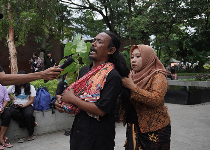 TOTALITAS: FJ Kunting saat tengah pentas dalam Selasar Seni di Taman Sekartaji pada Desember 2022 lalu.