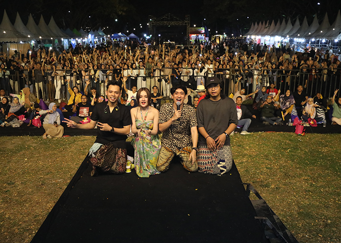 SAPA PENONTON: Fanny Soegi membawakan tujuh lagu dalam konser &lsquo;Armonia Vol 1&rsquo; di Tirtayasa Park Sabtu malam. Ribuan penonton berfoto bersama personel Soegi Bornean di akhir konser .