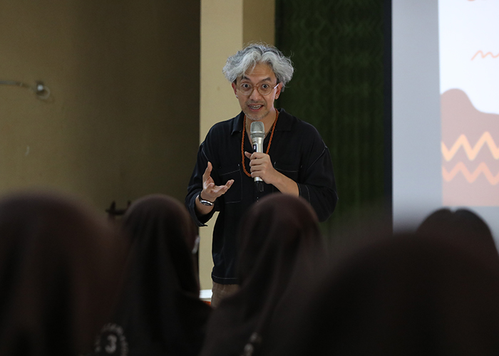 KUNJUNGAN : Bunda Fe dan Didiet Maulana ketika memberi motivasi siswa SMK Negeri  3 Kota Kediri kemarin.