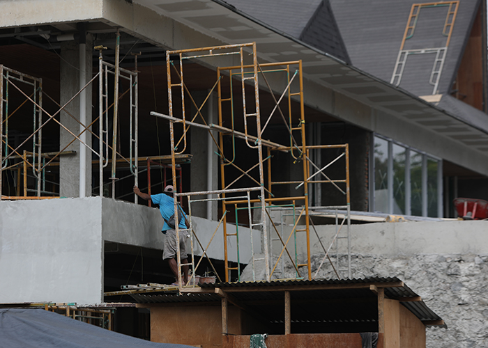 FINISHING: Sejumlah pekerja memplester area pujasera di sisi utara Alun-Alun Kota Kediri. Ruang terbuka hijau yang semula dipenuhi pepohonan itu akan menjadi area yang lapang untuk pusat aktivitas mas
