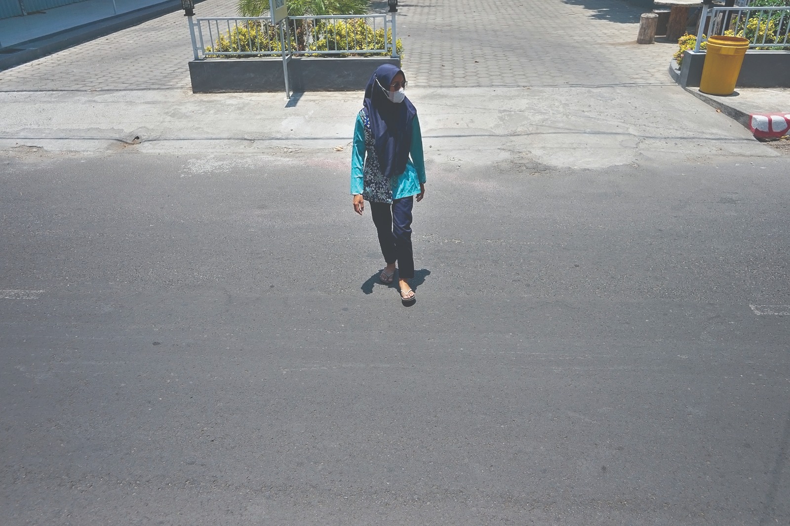 TANPA BAYANGAN: Warga melintas di Jalan Jaksa Agung Suprapto kemarin. Fenomena alam hari tanpa bayangan terjadi pukul 11.19 WIB
