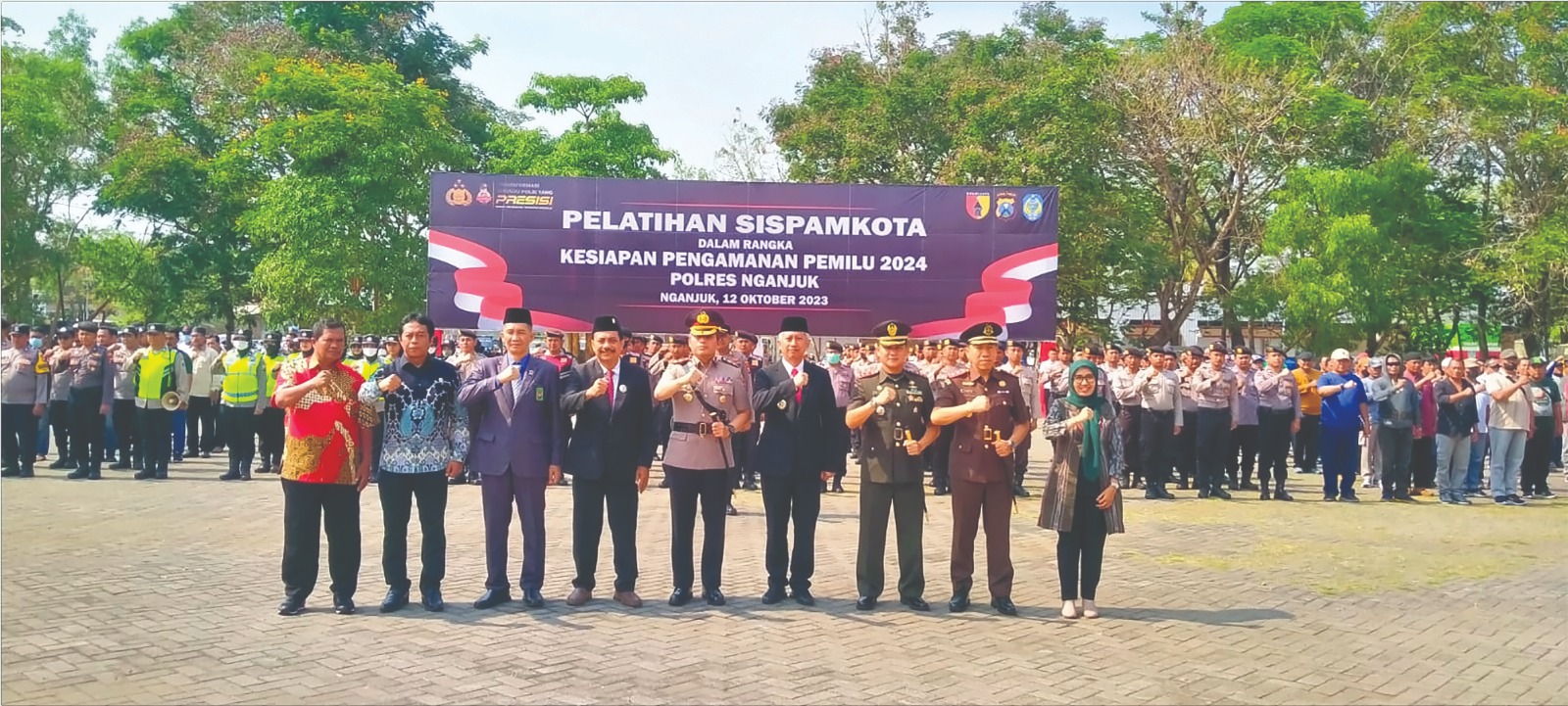 SINERGI: Ketua DPRD Tatit Heru Tjahjono foto bersama forkopimda saat Sispamkota