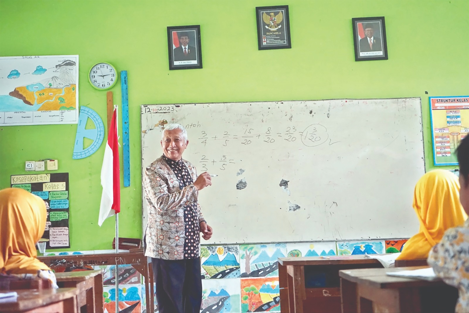 MENJELANG PENSIUN: Nyamintoadi, guru honorer K1 yang masuk daftar jadi PPPK di SK Menpan Reformasi Birokrasi (RB). Sayang hingga kemari jadwal pelantikan belum jelas