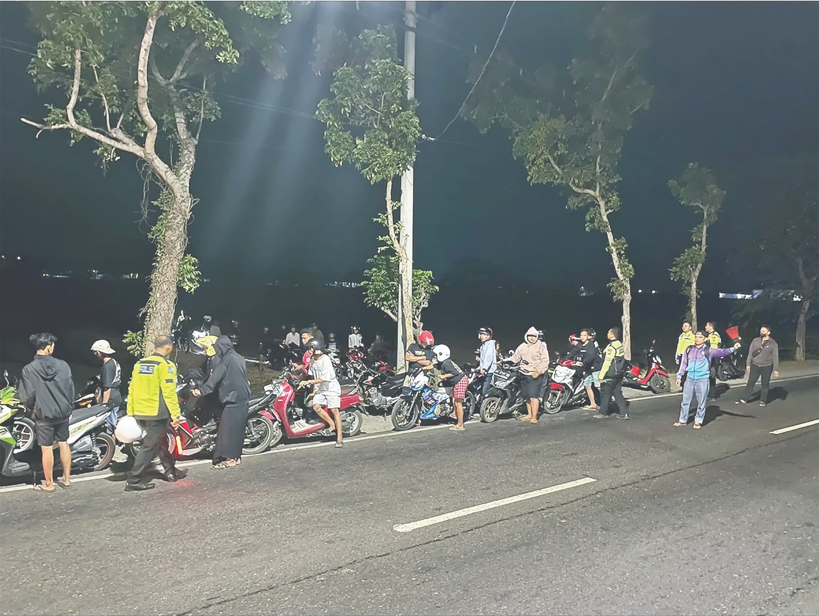 SEMOGA JERA: Puluhan sepeda motor diamankan polisi karena balap liar di Desa Pehserut, Sukomoro tadi malam.