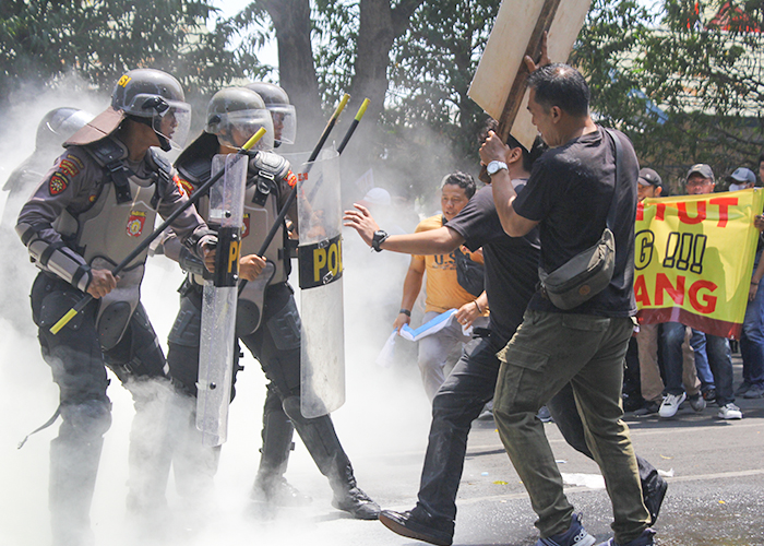 RICUH: Petugas kepolisian menghalau para pendemo di depan kantor Dishub Kabupaten Kediri. Kegiatan ini merupakan simulasi pengamanan jika terjadi kisruh atau sengketa Pemilu 2024.