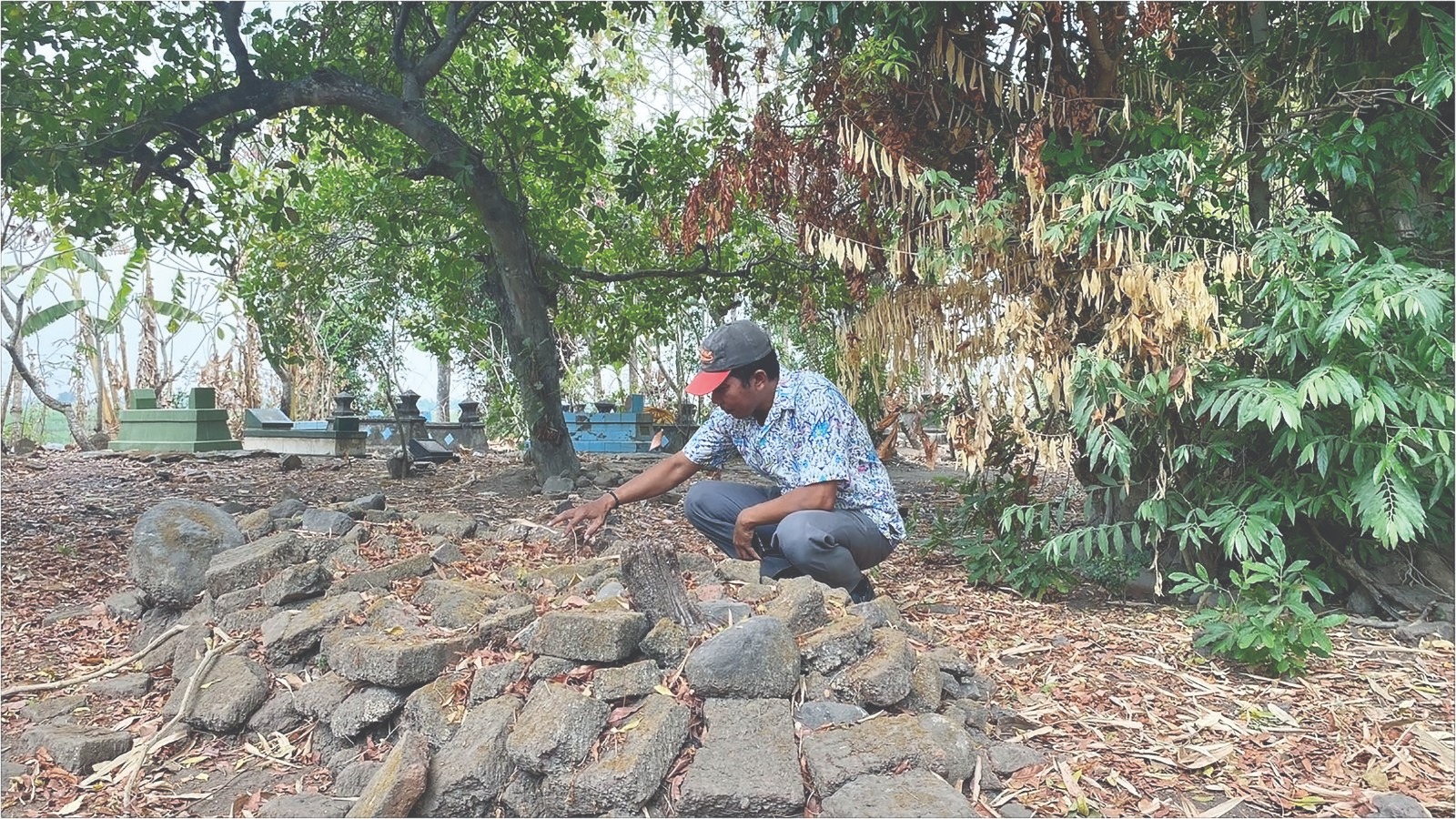 DOAKAN LELUHUR: Warga membersihkan makam leluhur Dusun Sawunggaling