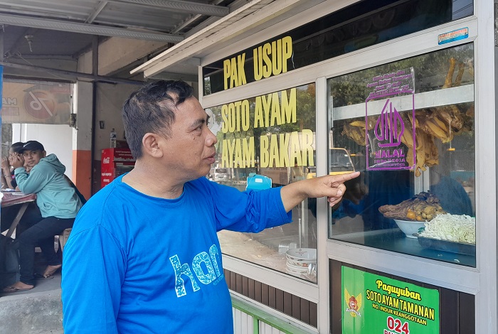 DUKUNG UMKM: Warung Soto Ayam di Jalan Semeru Kota Kediri telah memiliki sertifikasi halal. Pemkot berupaya mendorong UMKM memiliki daya saing lebih.