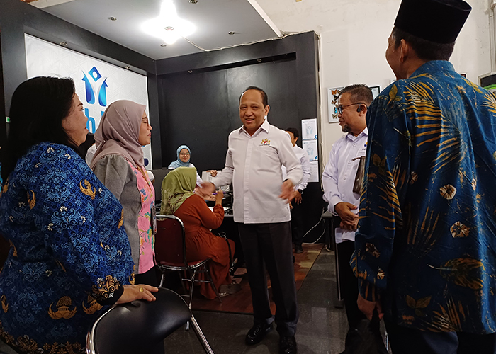 UNGGULAN: Ketua Kadin Kota Kediri M. Solikhin (kemeja putih, kanan) menyimak pertanyaan dari Wakil Ketua Organizin Committee Kadin Impact Award Feri Rizal (kemeja putih kiri) dan tim yang kemarin data