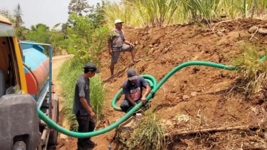 SALURKAN BANTUAN: Tim BPBD mengedrop air bersih di Desa Ngetrep, Mojo yang mengalami kekeringan sejak seminggu terakhir.