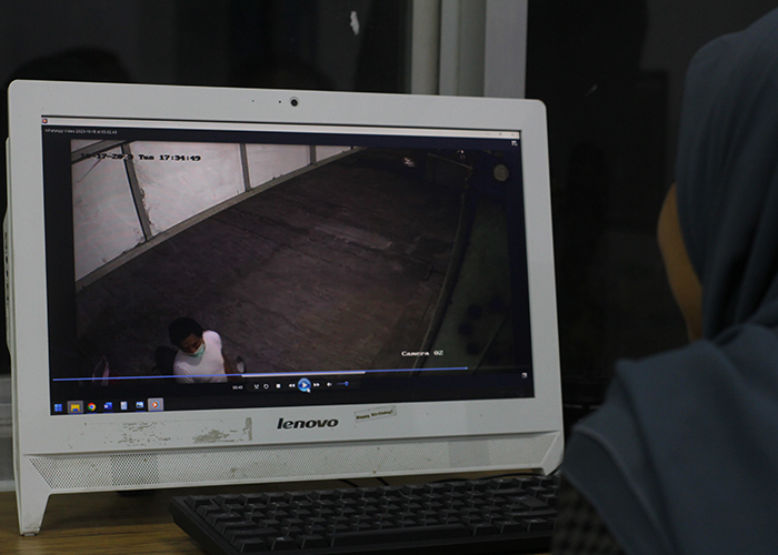 MERESAHKAN: Salah seorang warga melihat rekaman CCTV pencurian sepeda motor di Petshop Desa/Kecamatan Kandangan.