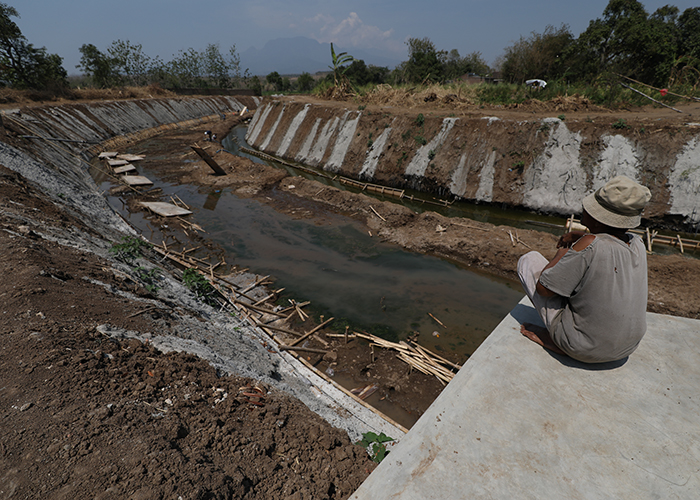 NORMALISASI: Salah seorang warga melihat pengerjaan proyek normalisasi di Desa Kaliboto, Kecamatan Tarokan kemarin. Normalisasi dilakukan untuk mencegah potensi banjir di sekitar bandara.