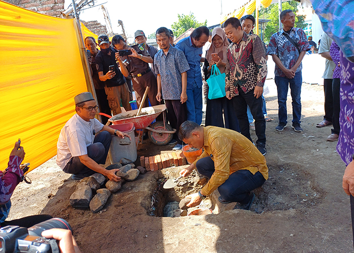 KIOS BARU: Wali Kota Abdullah Abu Bakar melakukan peletakan batu pertama pembangunan kios Pasar Grosir Ngronggo kemarin.